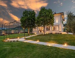 Farmhouse in Tuscany With Infinity Pool