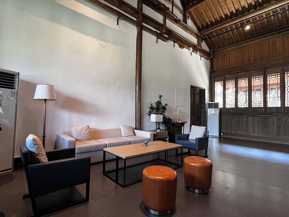XUANDE GATE HOTEL