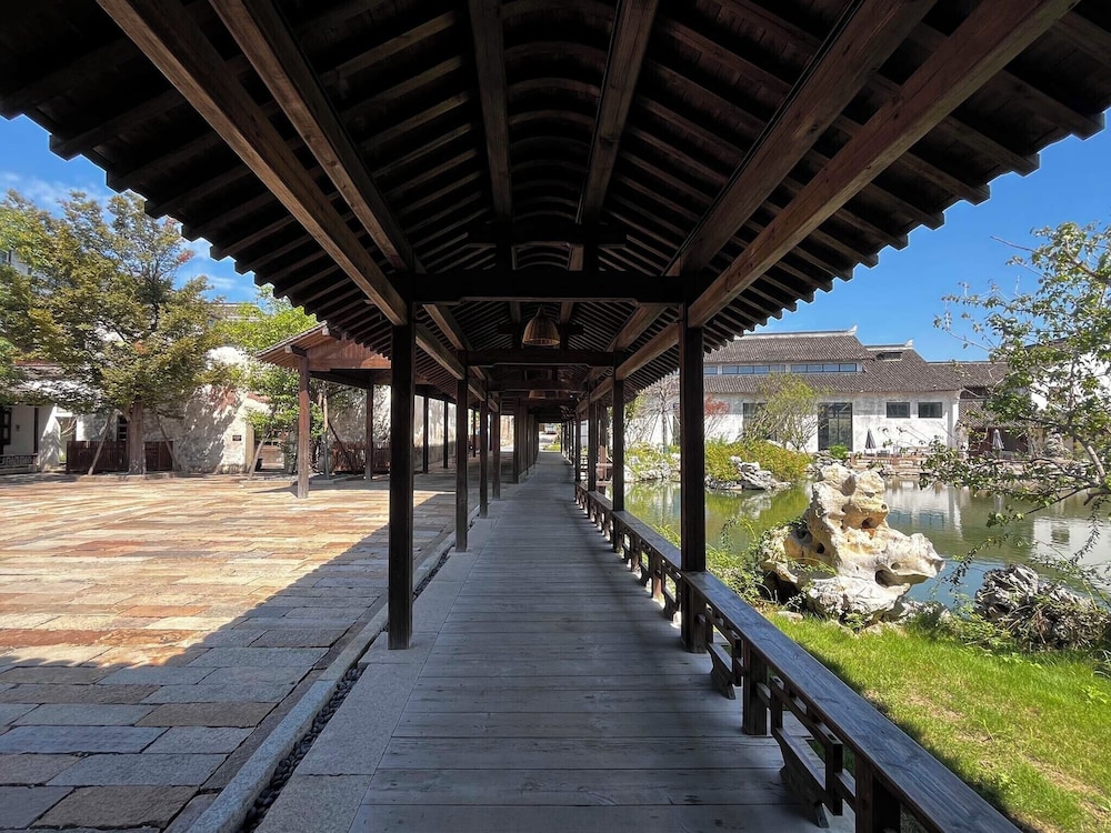 XUANDE GATE HOTEL