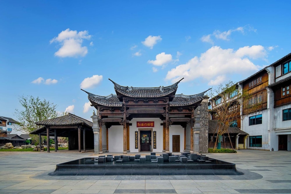 XUANDE GATE HOTEL