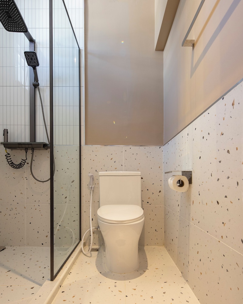 Bembis Hotel Charoenakorn 10