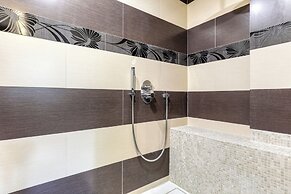 MONTAIGNE EXECUTIVE SUITE