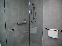 Clayton Luxe Retreat- Elegant 2 BDR With Balcony