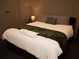 Clayton Luxe Retreat- Elegant 2 BDR With Balcony