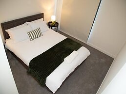 Clayton Luxe Retreat- Elegant 2 BDR With Balcony