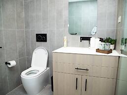 Clayton Luxe Retreat- Elegant 2 BDR With Balcony