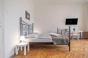 Bright 2BR Apartment Near Danube