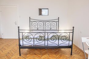 Bright 2BR Apartment Near Danube