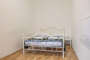 Bright 2BR Apartment Near Danube