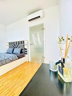 Comfy 3BR Apt With Living Room Balcony