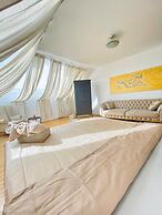 Comfy 3BR Apt With Living Room Balcony