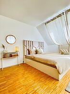 Comfy 3BR Apt With Living Room Balcony
