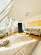 Comfy 3BR Apt With Living Room Balcony