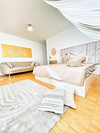 Comfy 3BR Apt With Living Room Balcony