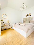 Comfy 3BR Apt With Living Room Balcony