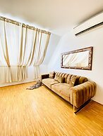 Comfy 3BR Apt With Living Room Balcony