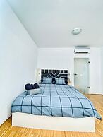 Comfy 3BR Apt With Living Room Balcony