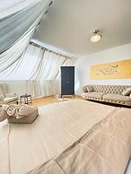 Comfy 3BR Apt With Living Room Balcony