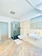 Comfy 3BR Apt With Living Room Balcony
