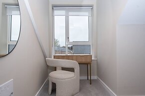 Stunning 3-bedroom Home With Free Parking
