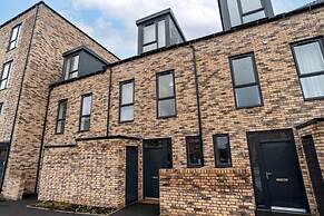 Stunning 3-bedroom Home With Free Parking