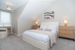 Stunning 3-bedroom Home With Free Parking