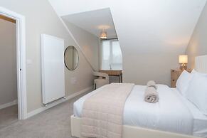Stunning 3-bedroom Home With Free Parking