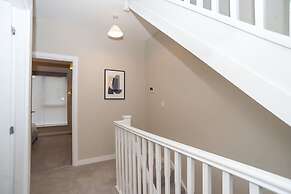 Stunning 3-bedroom Home With Free Parking