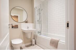 Stunning 3-bedroom Home With Free Parking