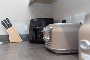 Stunning 3-bedroom Home With Free Parking