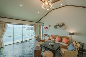 Golden Horizon Villa