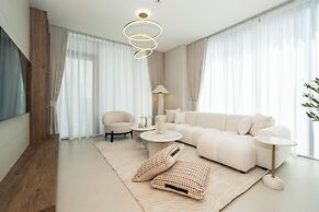 Experience 2BR Luxury Living  LIV Marina