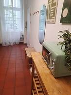 Modern 1BR With Living Room Central