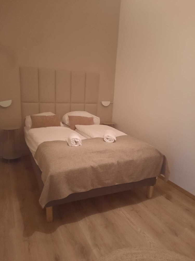 Modern 1BR With Living Room Central