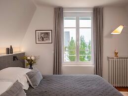 Large Chic Stylish Villa Superb Garden