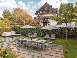 Large Chic Stylish Villa Superb Garden
