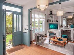 Large Chic Stylish Villa Superb Garden