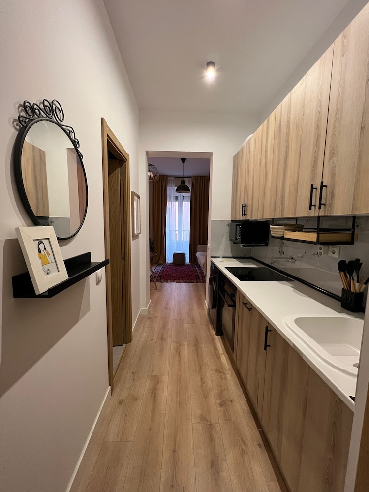 w Dreamy 1BR With Great Balconny