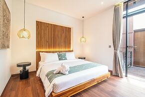 Elegant 6BR Canggu Villa, Jacuzzi, AC,