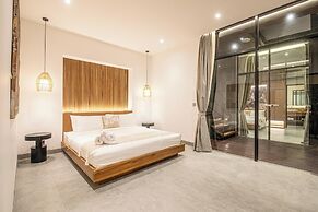 Elegant 6BR Canggu Villa, Jacuzzi, AC,