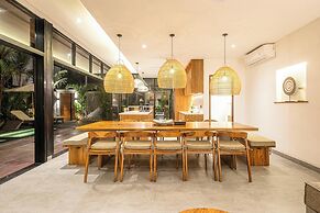 Elegant 6BR Canggu Villa, Jacuzzi, AC,
