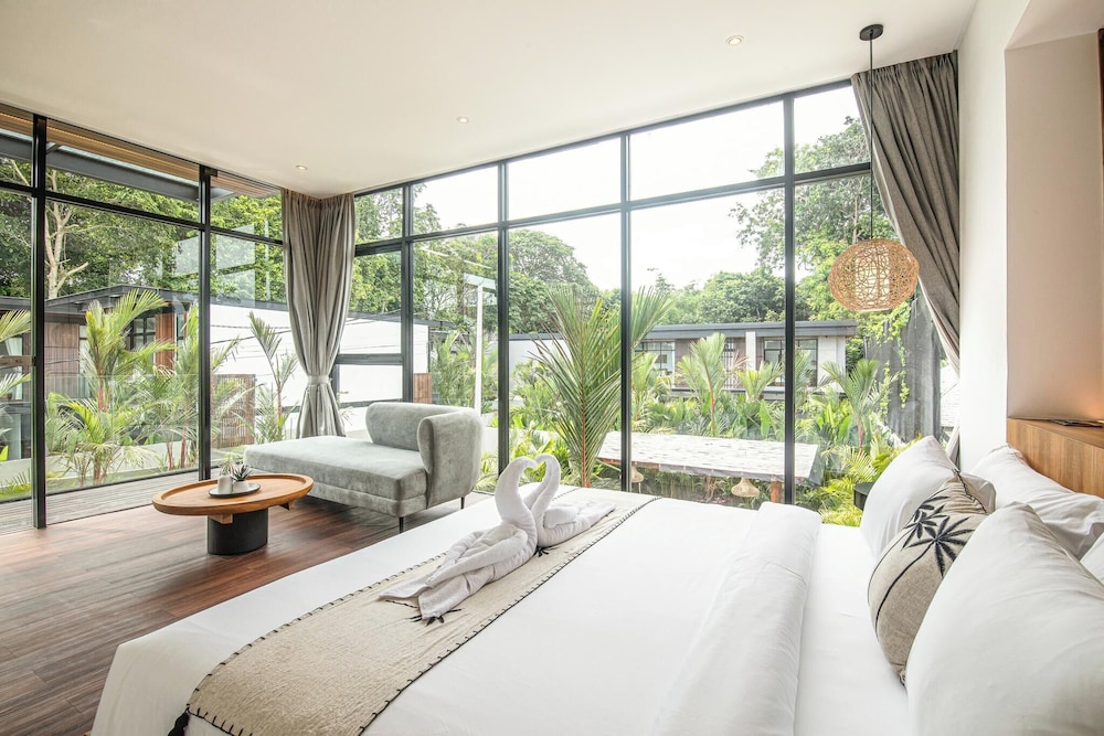 Elegant 6BR Canggu Villa, Jacuzzi, AC,