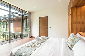 Elegant 6BR Canggu Villa, Jacuzzi, AC,