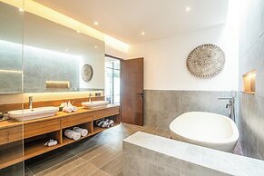 Elegant 6BR Canggu Villa, Jacuzzi, AC,