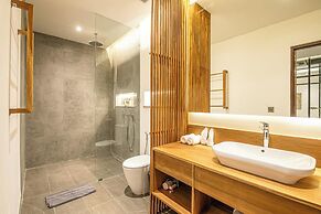 Elegant 6BR Canggu Villa, Jacuzzi, AC,