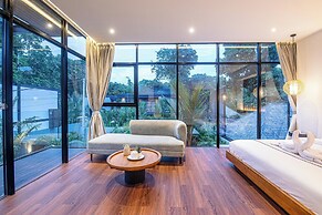 Elegant 6BR Canggu Villa, Jacuzzi, AC,