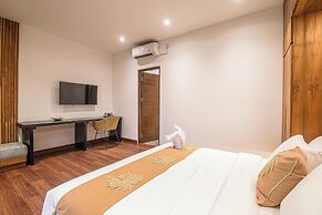 Elegant 6BR Canggu Villa, Jacuzzi, AC,