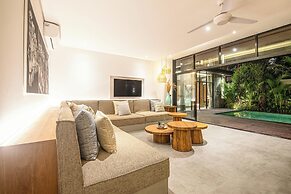 Elegant 6BR Canggu Villa, Jacuzzi, AC,