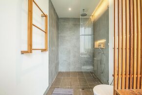 Elegant 6BR Canggu Villa, Jacuzzi, AC,