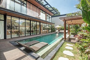 Elegant 6BR Canggu Villa, Jacuzzi, AC,